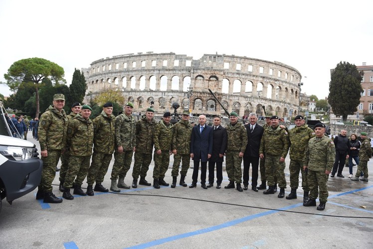 Simboličan prelet Kiowe iznad Arene u Puli